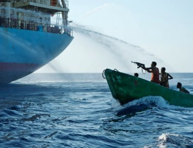 Σομαλοί πειρατές κατά μονάδων ασφάλειας πλοίων (βίντεο)